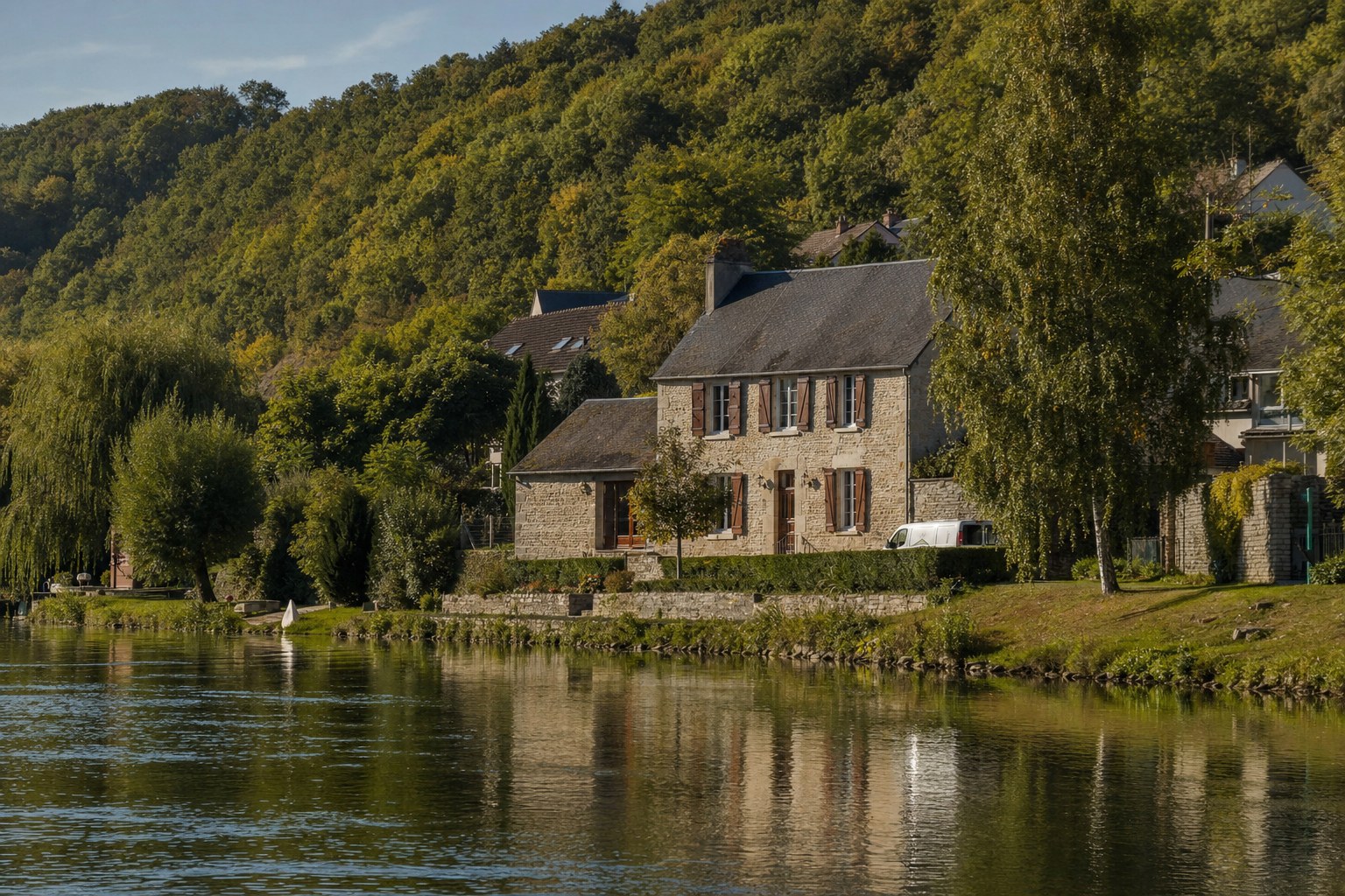 Saint-Pierre-du-Vauvray : maison de village au bord de la Seine