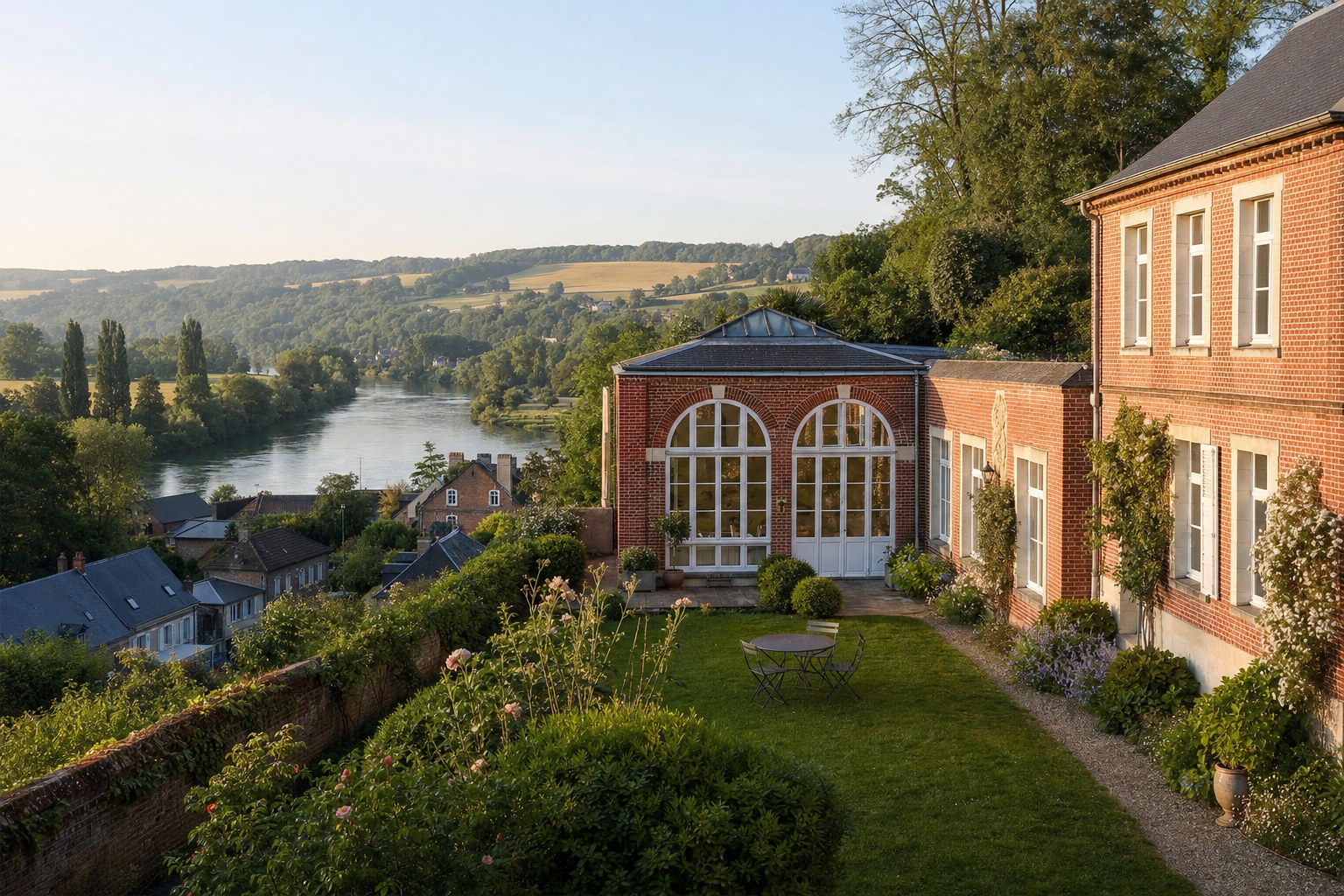Maison en brique surplombant une vallée fluviale — photographie d'illustration